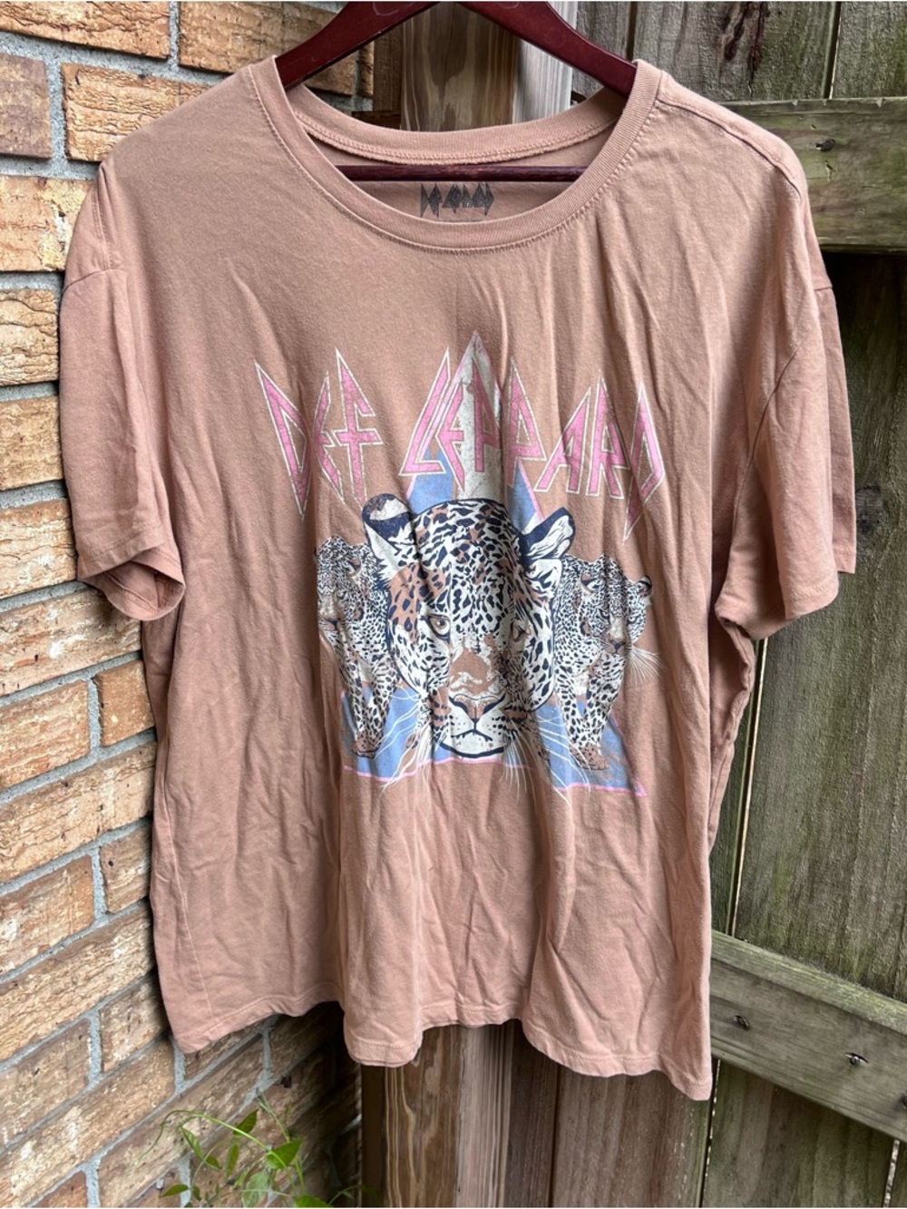 Def Leppard Brown Graphic Short Sleeve Tee